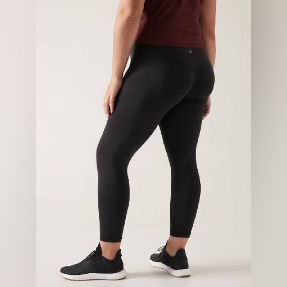 Athleta Pants - Athleta Ultimate Train 7/8th Cropped Tights in Black, Women’s size XL